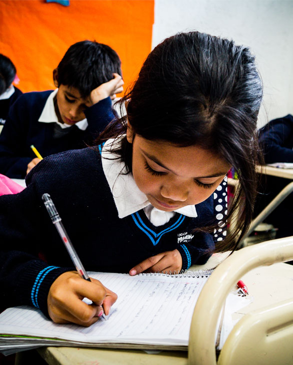 Niña estudiando en la Fundación Pro Niño Leonés